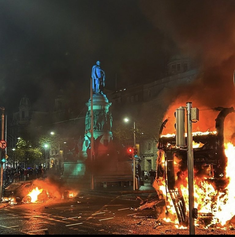 VIDEO | Revolte violente la Dublin după un atac cu cuțitul soldat cu cinci răniţi, inclusiv trei copii / Premierul irlandez promite legi mai dure împotriva incitării la ură