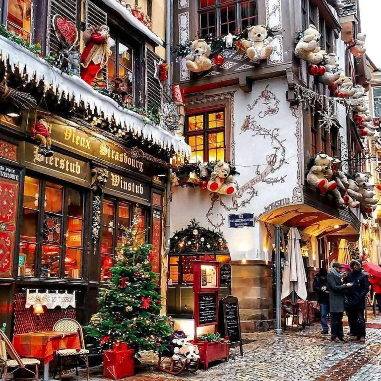 Cât îi costă pe români minivacanța de 1 Decembrie la târgurile de Crăciun din Europa