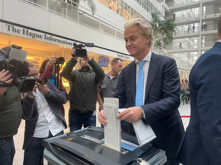 VIDEO | Alegeri în Olanda: Partidul de extremă-dreapta a lui Geert Wilders a ieşit pe primul loc