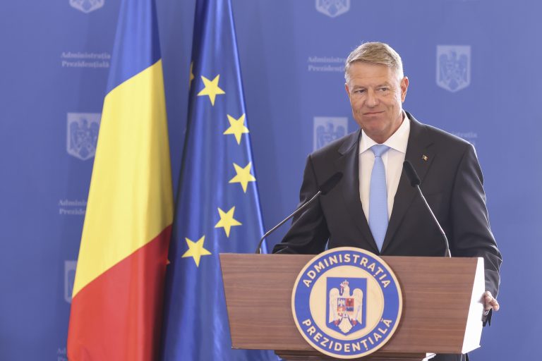 Sondaj INSCOP: Klaus Iohannis, politicianul cu cea mai mare notorietate, urmat de Gabriela Firea. Pe locul al treilea, Diana Şoşoacă