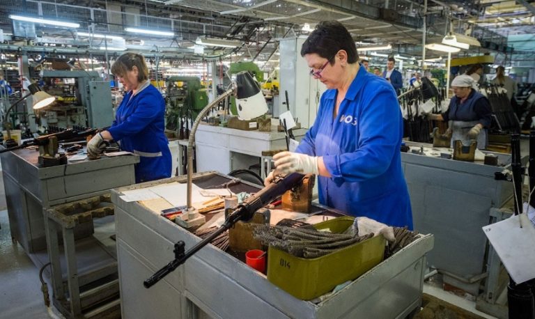 Consorţiul Kalaşnikov îşi sporeşte producţia de armament cu 30% pentru a satisface nevoile armatei ruse