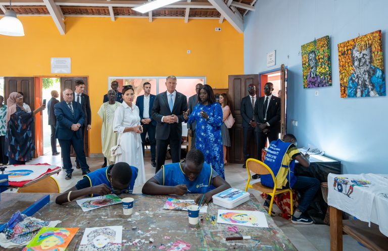 Klaus Iohannis: Am fost foarte impresionaţi de întâlnirea pe care am avut-o astăzi la Dakar cu copiii cu deficienţe mintale de la Centrul Aminata Mbaye – Grand-Yoff
