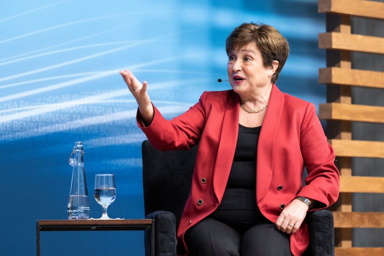 Avertismentul FMI: Inteligenţa artificială loveşte piaţa muncii „ca un tsunami”, iar anxietatea angajaţilor va exploda în 2026