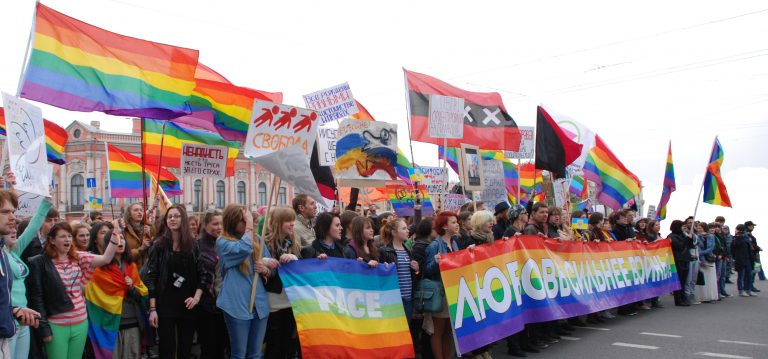 Curtea Supremă a Rusiei interzice mişcarea LGBT calificând-o drept “extremistă”