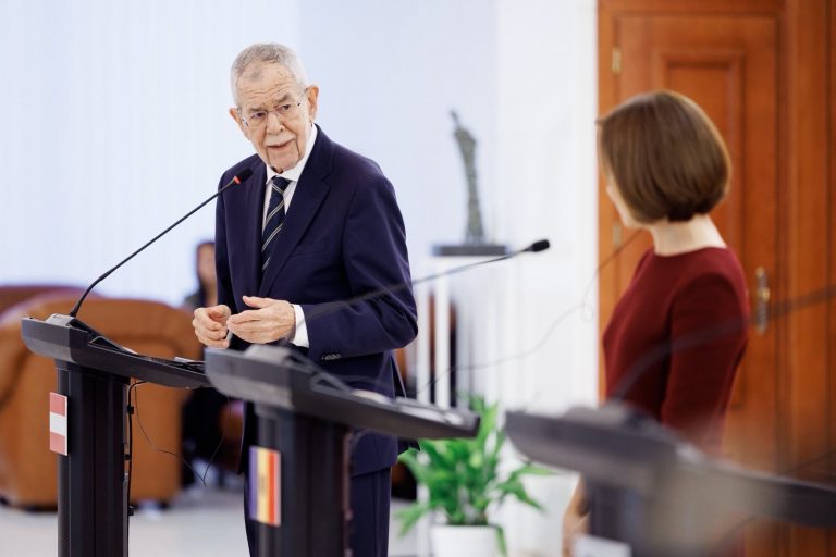 VIDEO | Moldova’s ‘First Dog’ bites Austrian president