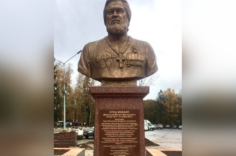 VIDEO | Statuie pentru un preot însetat de sânge. Cât a trăit, le-a îndemnat pe „doamnele” din Rusia să facă mulți copii ca să le fie ușor să-i trimită la război. De murit, a murit pe front, „denazificat” de ucraineni