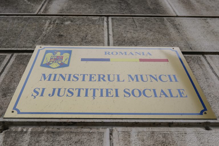 Angajaţii instituţiilor din Ministerul Muncii intră de luni în grevă generală