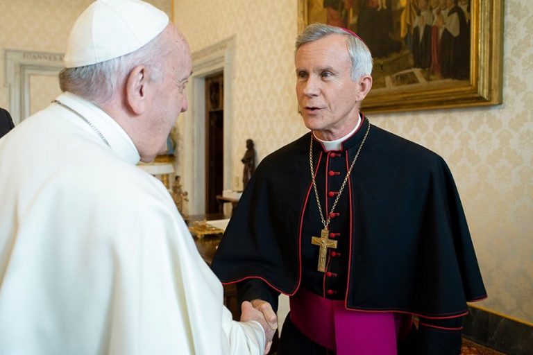 Reuters: Papa Francisc l-a destituit pe episcopul conservator american Joseph Strickland, unul dintre cei mai înverşunaţi critici ai săi