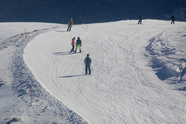 Pârtiile din Braşov, deschise din 30 noiembrie în partea superioară a masivului Postăvaru/Tarifele, mai mari în medie cu 17% decât în sezonul trecut