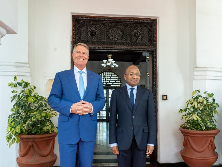 FOTO | Preşedintele Iohannis – primit de omologul său din Zanzibar. Discuții despre consolidarea relaţiilor în domeniile educaţiei şi turismului