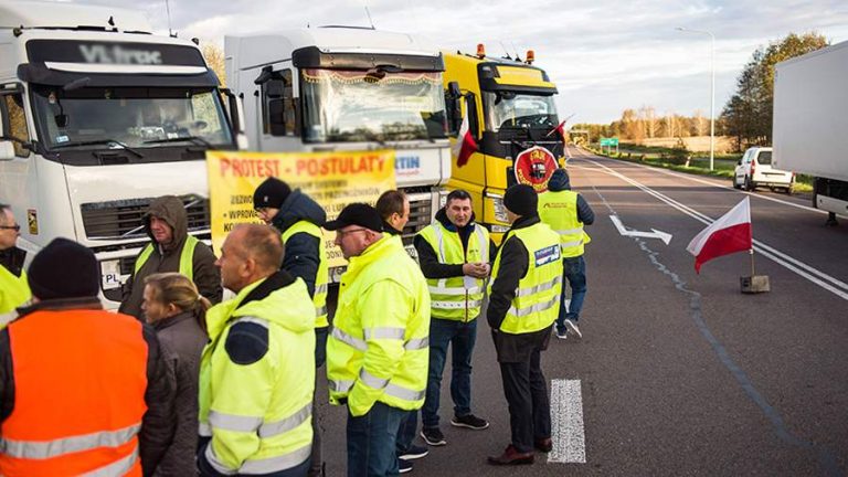 VIDEO | Protest al transportatorilor polonezi. Peste 20.000 de vehicule, blocate la graniţa dintre Polonia şi Ucraina