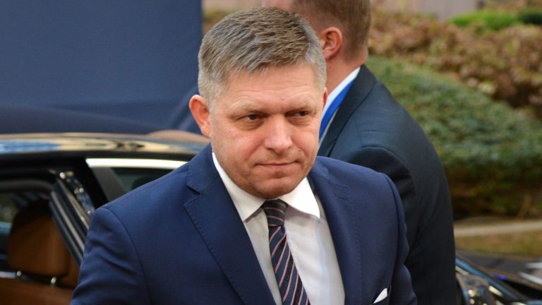 Proteste în mai multe orașe din Slovacia împotriva premierului Fico, care doreşte desfiinţarea procuraturii speciale