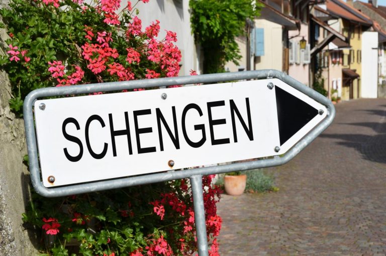 Eurodeputaţii cer Consiliului JAI să aprobe aderarea deplină a României şi Bulgariei la Schengen