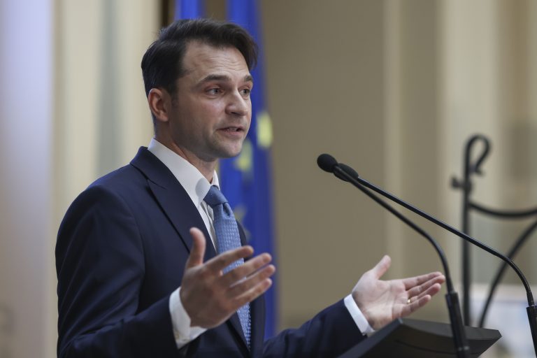 Ministrul Energiei le-a cerut românilor să-i transmită cât plătesc la curentul electric. Reacțiile internauților