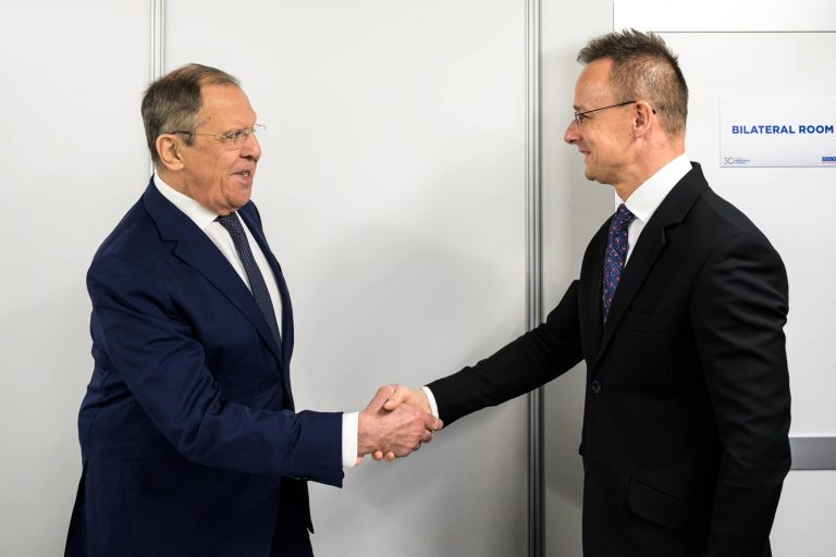 Szijjártó, întâlnire cu Lavrov la reuniunea OSCE: Cooperarea stabilă şi corectă între Ungaria şi Rusia se bazează pe interesul naţional şi nu acceptăm nicio presiune externă
