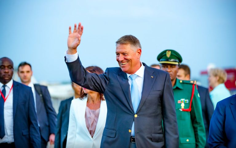 FOTO | Preşedintele Klaus Iohannis a sosit în Tanzania. Vineri va fi primit de şeful statului, Samia Suluhu Hassan, iar sâmbătă va merge în Zanzibar