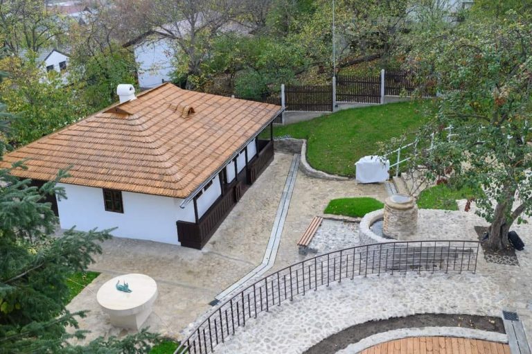 Costel Alexe, scrisoare deschisă către conducerea Academiei Române: Renovarea Bojdeucii s-a făcut cu restauratori avizaţi / Academia cere ca Bojdeuca lui Ion Creangă să fie readusă la „autenticul său”