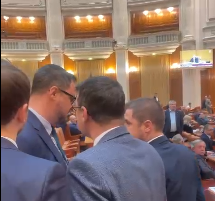 Scandal în timpul plenului Camerei Deputaţilor. Politicieni de la AUR şi USR s-au îmbrâncit