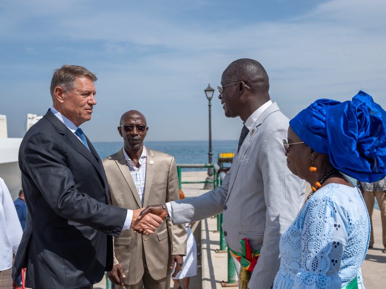 VIDEO | Președintele Iohannis a vizitat Insula Goree – fost avanpost al comerţului cu sclavi: Trebuie să luptăm pentru drepturile omului