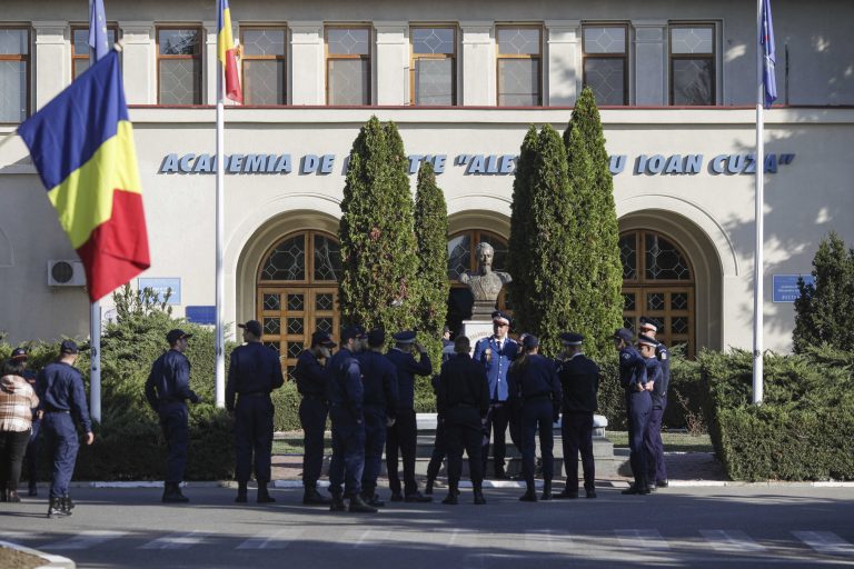 Şefi de la Academia de Poliţie, cercetaţi disciplinar în legătură cu îmbolnăvirea studenţilor