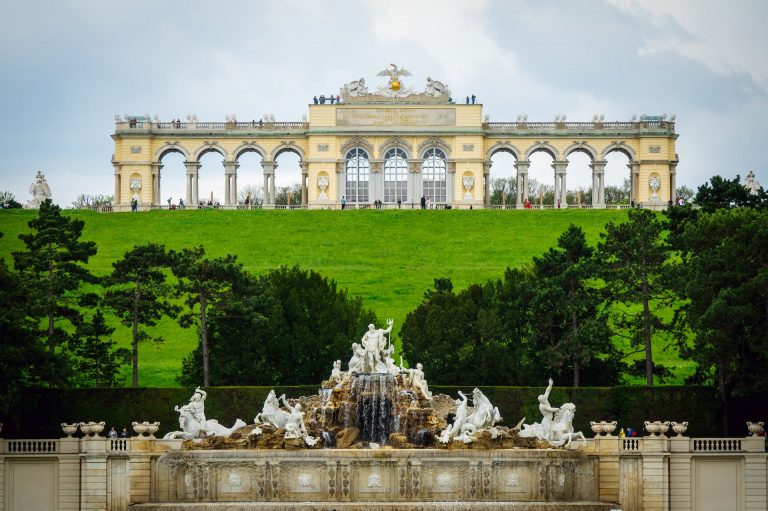 Austria aprobă noile sancţiuni europene ce vizează Rusia, după ce Ucraina a scos Raiffeisen de pe lista neagră