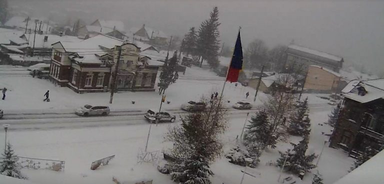 Trafic rutier în condiţii de iarnă pe DN1 Ploieşti-Braşov, între Sinaia şi Predeal. Ninge viscolit, carosabilul este acoperit cu zăpadă