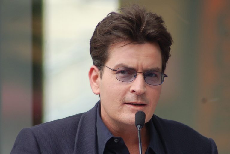 Actorul Charlie Sheen, agresat în propria casă din Malibu