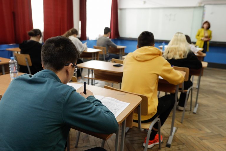 Ministerul Cercetării: 68 de elevi de liceu cu rezultate foarte bune la olimpiade sau performanţe la învăţătură vor beneficia de burse pentru cercetare-dezvoltare şi inovare