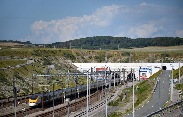 O grevă spontană a angajaţilor francezi a blocat tunelul de sub Canalul Mânecii