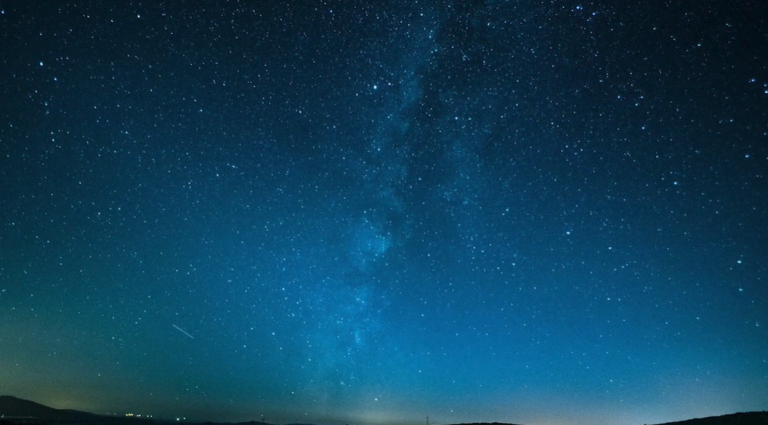 Spectacol pe cerul nocturn. Ploaia de meteori Geminide va atinge apogeul în zilele următoare