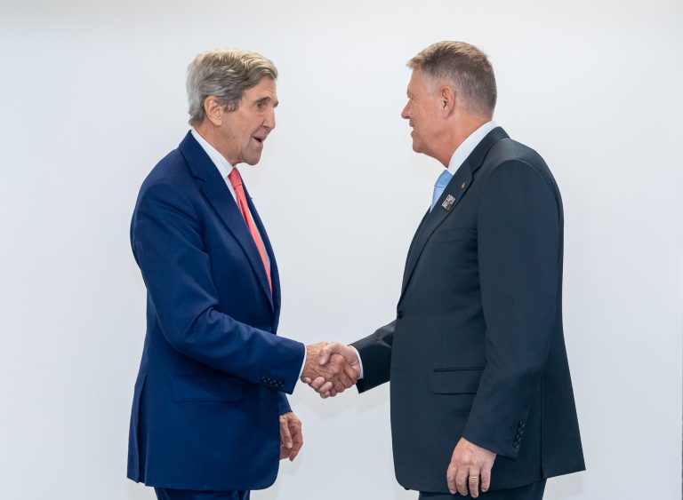 Klaus Iohannis, întrevedere cu John Kerry în Dubai