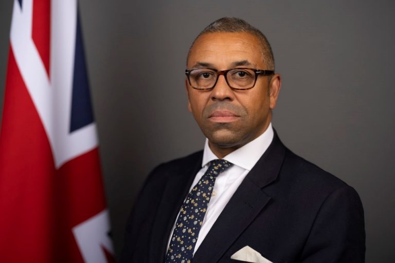 Ministrul britanic de Interne îşi cere scuze după ce a glumit, la o recepţie la Guvern, cu privire la ideea de a-şi droga soţia cu drogul violului