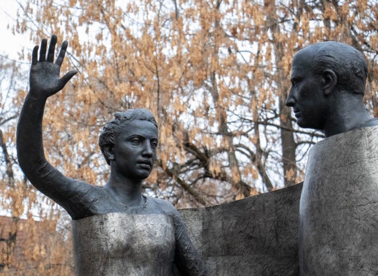 Monumentul dedicat Monicăi Lovinescu și lui Virgil Ierunca, inaugurat în Cotroceni / Liiceanu: Să ne aducem aminte cât de mult le datorăm celor doi şi cât de puţin le-am onorat memoria