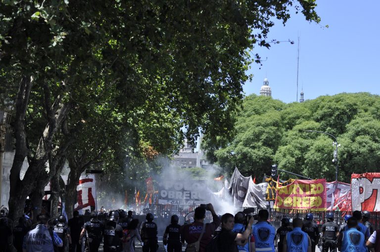 Argentina | Organizatorii primei manifestaţii împotriva guvernului preşedintelui Javier Milei, obligați să suporte costurile evenimentului