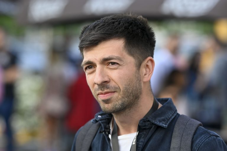 Mircea Bravo, implicat într-un accident rutier. Soţia sa, rănită uşor / Reacția vloggerului