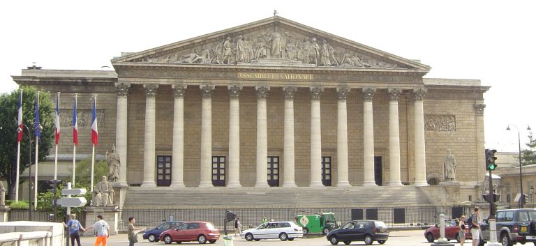 Deputaţii francezi resping proiectul de lege a imigraţiei susţinut de preşedintele Macron