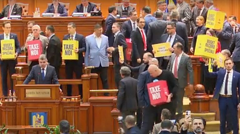 VIDEO | Scandal în plenul Parlamentului la votul Bugetului pe 2024 – proteste şi huiduieli în timpul discursului premierului Ciolacu