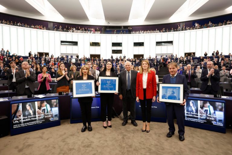 VIDEO | Premiul Saharov, înmânat în Parlamentul European avocatului familiei Mahsei Amini şi reprezentantelor mişcării iraniene „Femeie, Viaţă, Libertate”