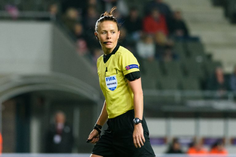 Rebecca Welch a devenit prima femeie care a arbitrat un meci din Premier League