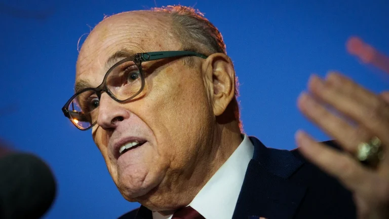 Căderea lui Rudy Giuliani, exclus din Baroul New York, continuă