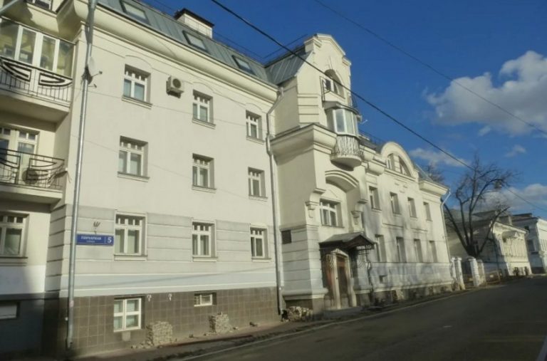 Casă deconspirată. Trecutul și poveștile de viață ale locatarilor unei rezidențe secrete a SVR din Moscova