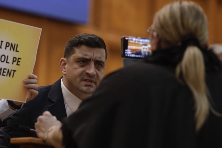 Scandal în Parlament între Șoșoacă și Simion: „Te agresez sexual, scroafo!”