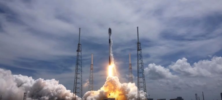 Capsula SpaceX care îi va readuce pe Terra pe astronauţii blocaţi în spaţiu s-a conectat cu ISS