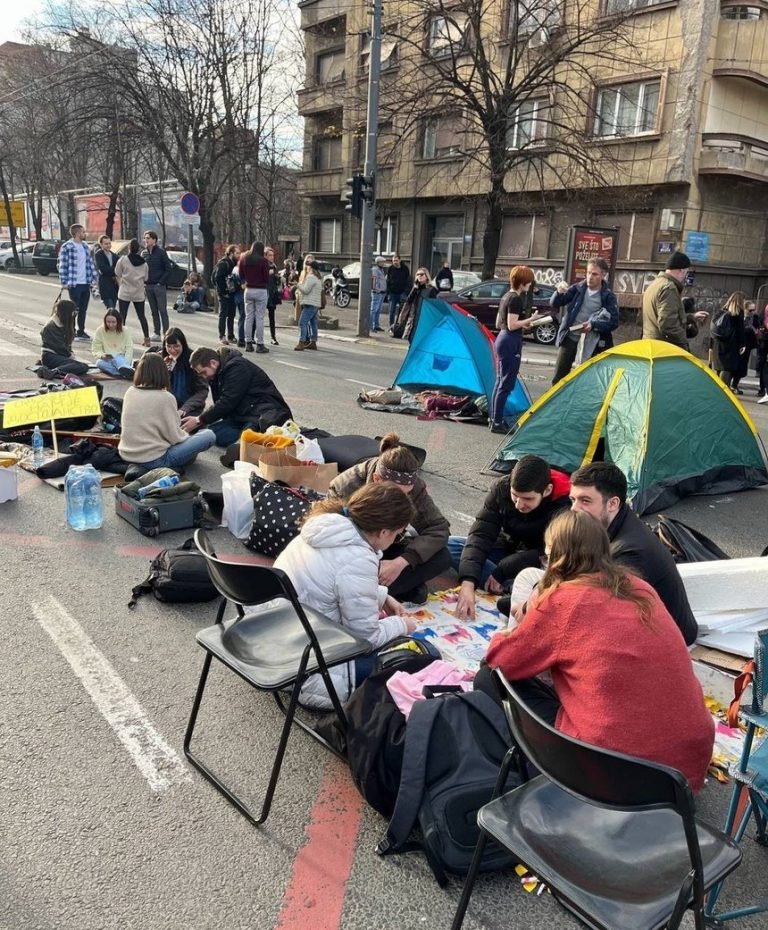 VIDEO | Studenţii din Serbia contestă în continuare rezultatele alegerilor şi blochează străzile din Belgrad