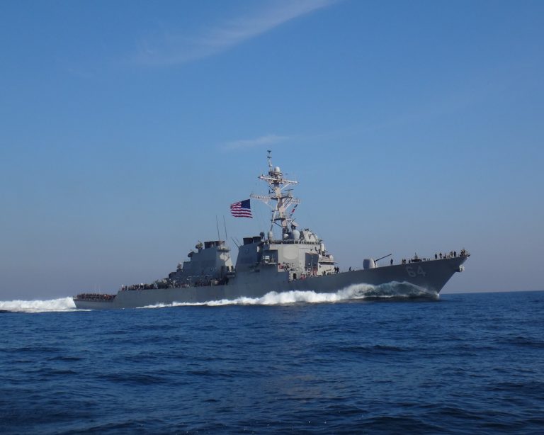 Pentagon: O navă de război americană şi mai multe nave comerciale au fost atacate în Marea Roşie