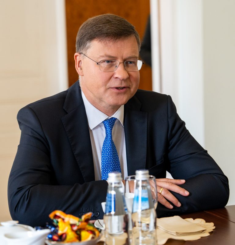 Comisia Europeană va căuta alternative dacă Ungaria continuă să blocheze ajutorul financiar destinat Ucrainei (comisarul Dombrovskis)