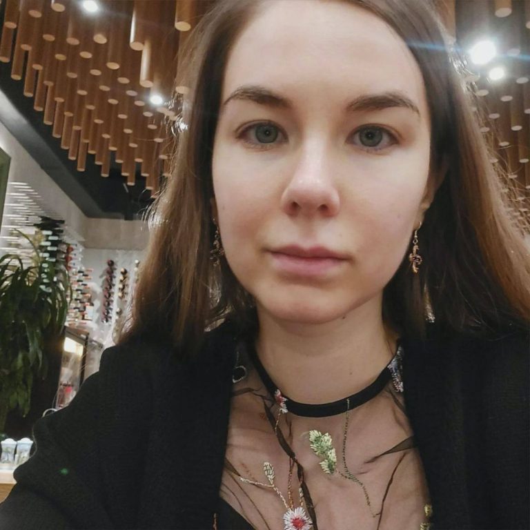 „Nu mai este o ființă umană”. Cum a fost condamnată o femeie la tratament psihiatric pe termen nedefinit pentru că a criticat războiul