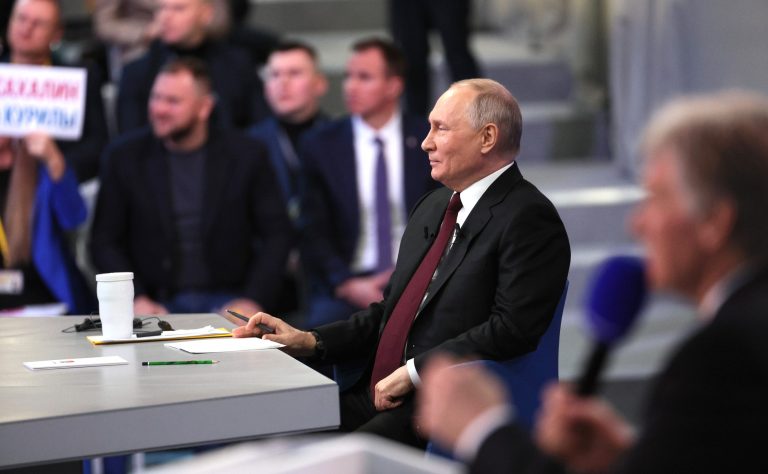 „De ce realitatea dumneavoastră diferă de a noastră?”. Cele 9 falsuri livrate de Putin la sesiunea publică de întrebări și răspunsuri