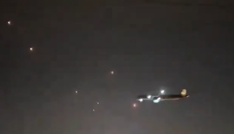 VIDEO viral cu un avion aterizând pe aeroportul principal din Israel, în mijlocul atacurilor cu rachete