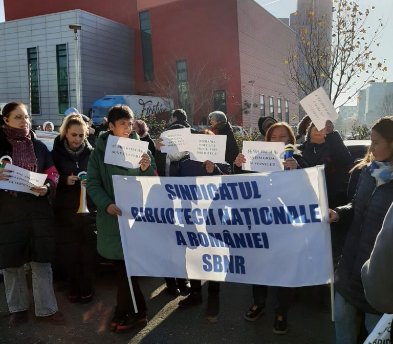 Bibliotecarii, protest în faţa Ministerului Culturii: „România educată trece prin biblioteci” / „Şi bibliotecile sunt cultură!”